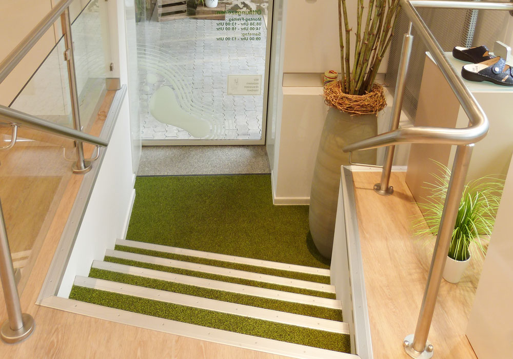 Schöne Treppe des Ladenbaus für Schuh Gilbert von Bäuerlein Objektdesign