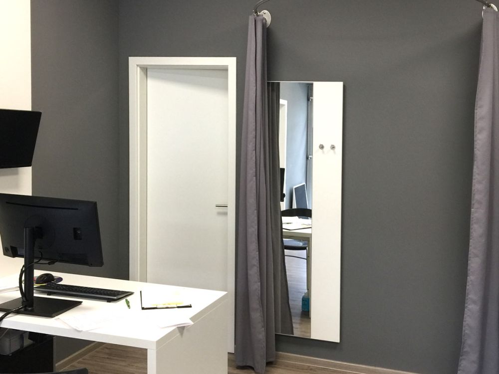 Ästhetisches Store-Design von Bäuerlein Objektdesign im Orthopädiehaus.