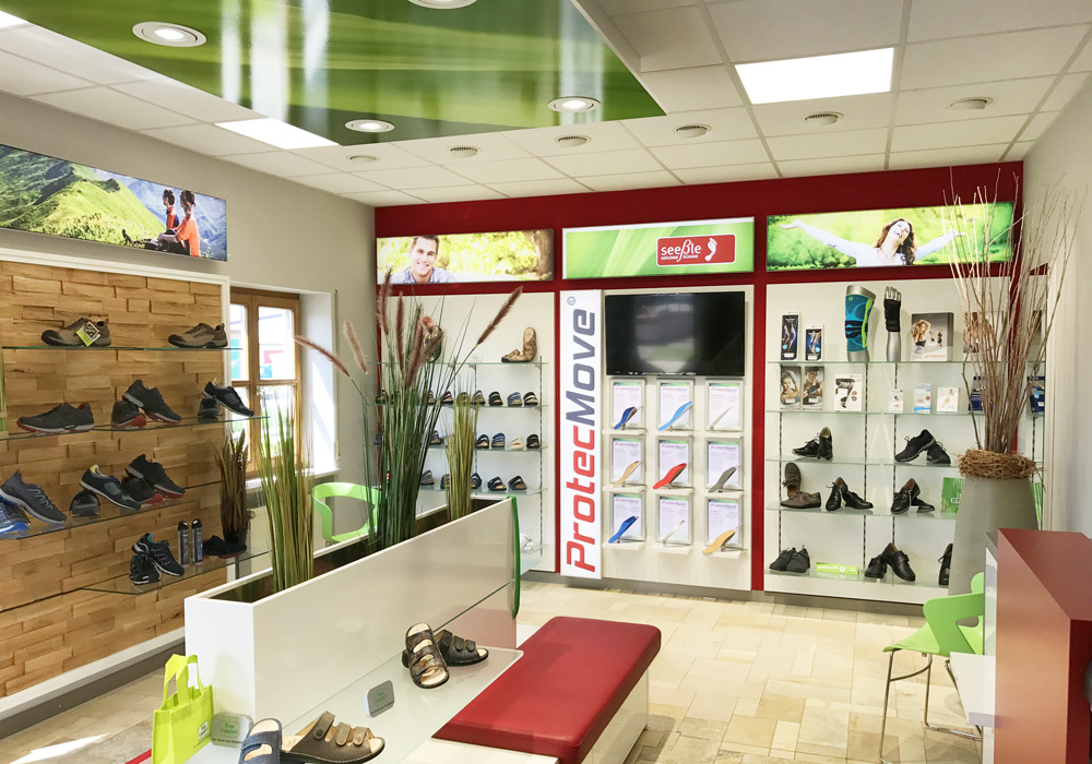 Schuhpräsentationen im StoreDesign von Bäuerlein Objektdesign für Seessle Fussgesund