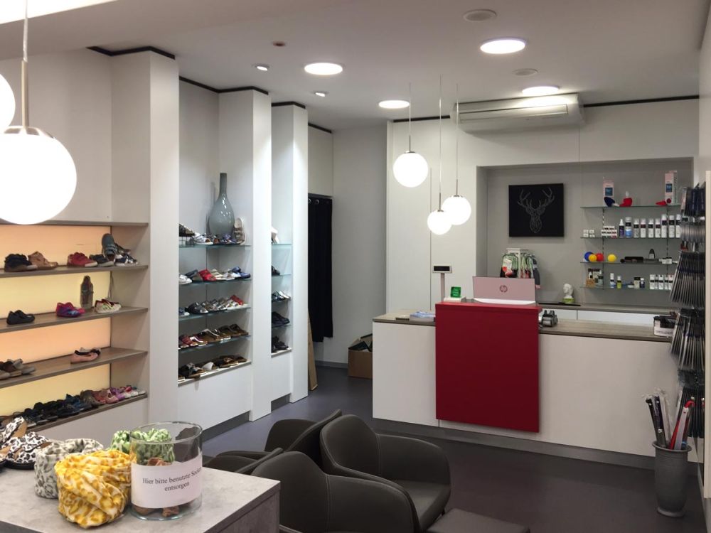 Die Kassentheke in unserem Store-Design von Bäuerlein Objektdesign