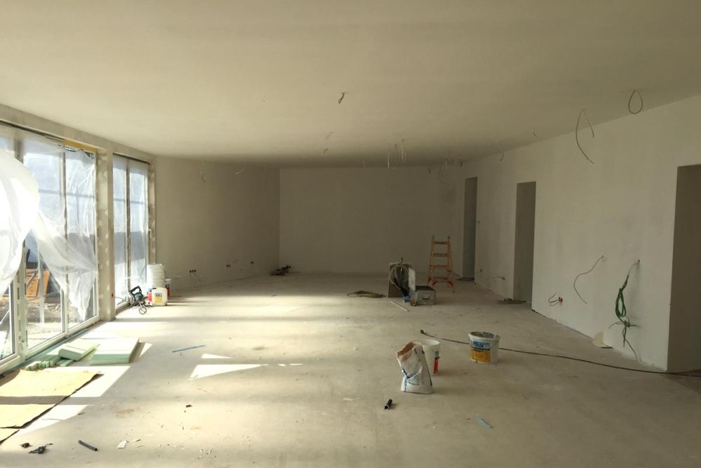 Raum im Rohbau mit Fensterseite für das Restaurant in Baden-Württemberg, gestaltet von Bäuerlein Objektdesign.