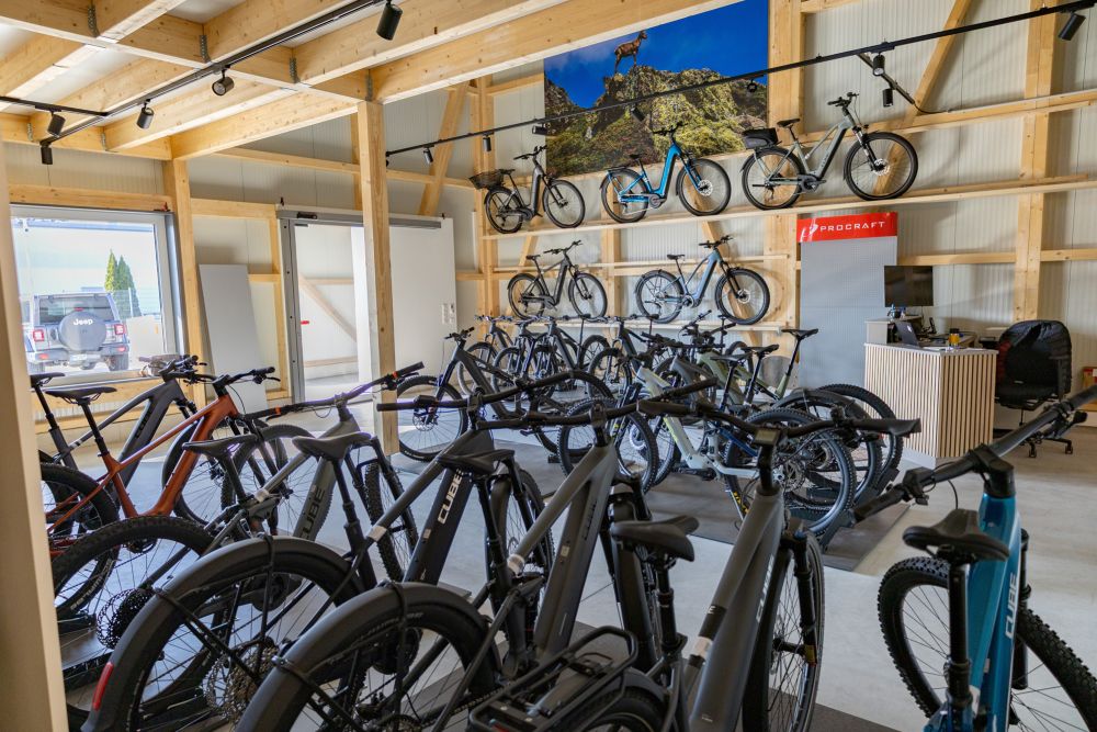 Eingangsbereich Scherer Bikes in Hardheim von Bäuerlein Objektdesign