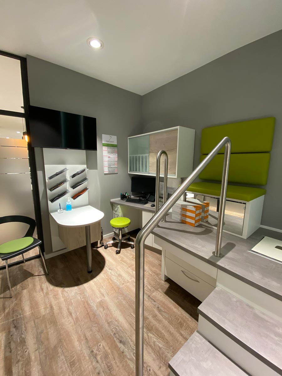 Ladenbau von Bäuerlein Objektdesign für Orthopädischuhtechnik Starke in Freital ,mit grünen Akzenten