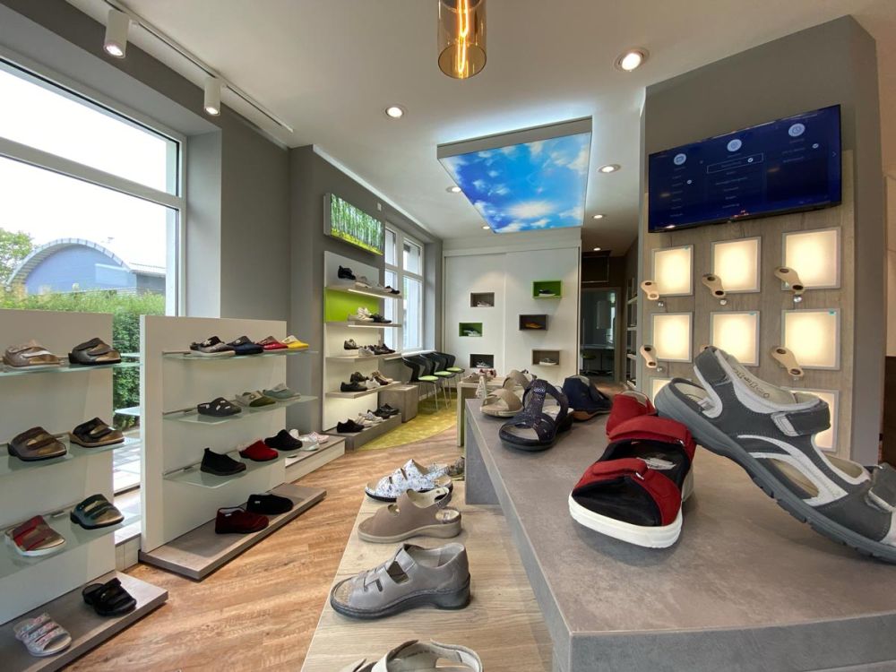 Verschiedene Präsentationsflächen für Schuhe von Bäuerlein Objektdesign