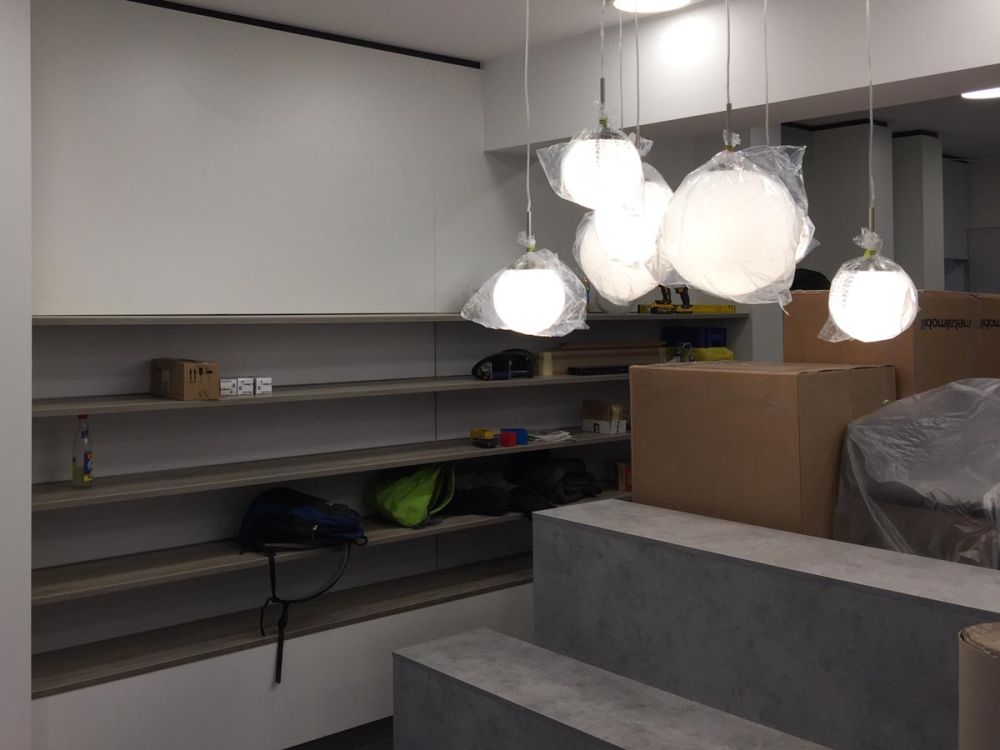 Elegante Hängelampen im Ladenausbau von Bäuerlein Objektdesign