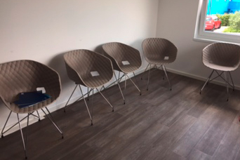 Das Wartezimmer der Zahnarztpraxis in gemütlichen Farben von Bäuerlein Objektdesign