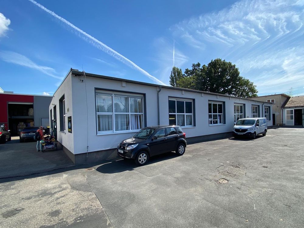 Außenansicht des Gebäudes des Sanitätshauses Förster in Frankfurt. Einladend und professionell gestaltet für Kunden und Besucher.