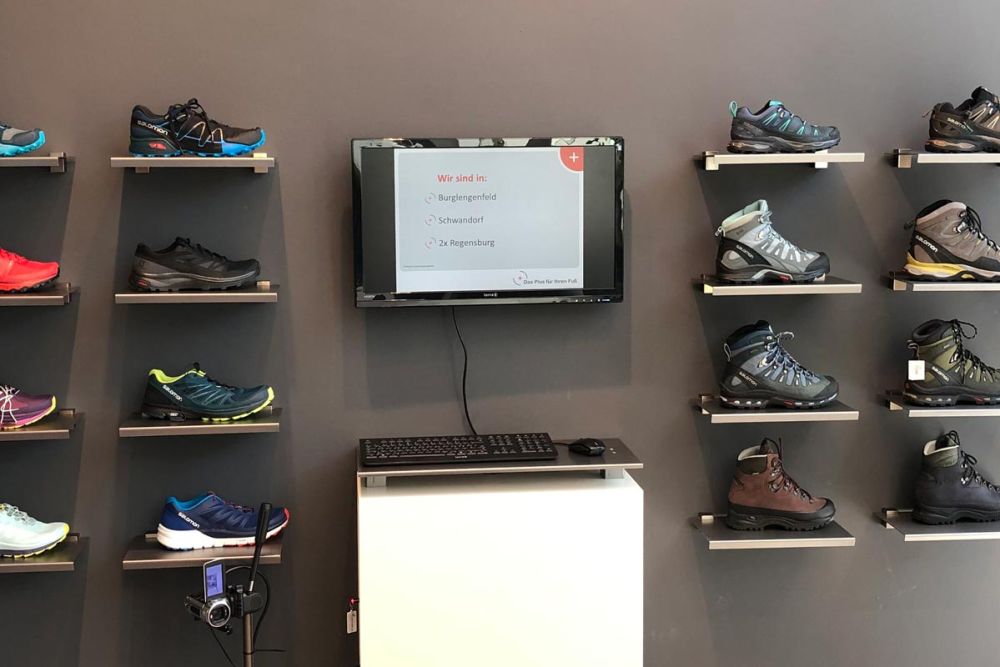 Moderne präsentation von orthopädischen Schuhen.