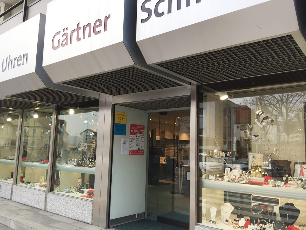 Eingangsbereich mit einladenden Schaufenstern.