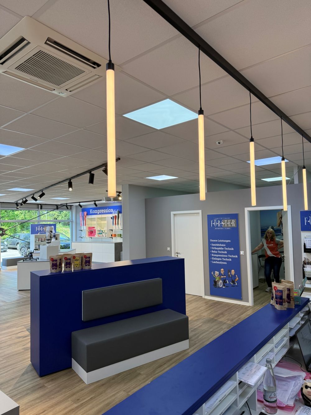 Sanitätshaus-Einrichtung: Moderne Trends, Konzepte und Lösungen von Bäuerlein Objektdesign. Hier eine Wartezone mit Sitzmöglichkeit 