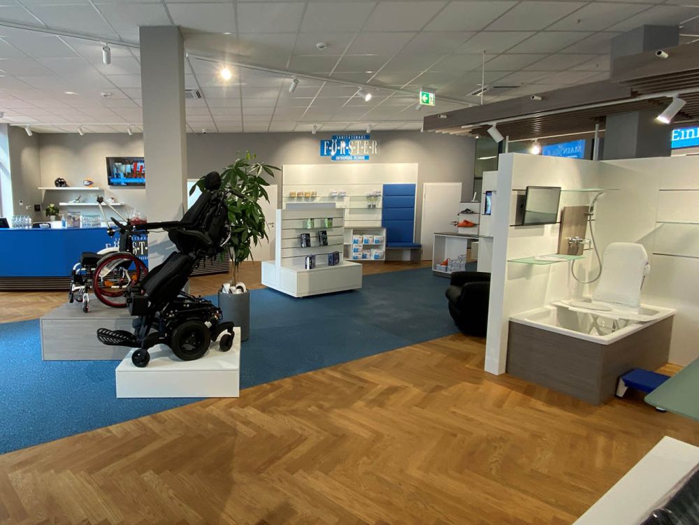 Der großzügig gestaltete Verkaufsraum ist barrierefrei zugänglich und übersichtlich strukturiert. Die Einrichtung bietet ausreichend Platz für Testmöglichkeiten orthopädischer Hilfsmittel und schafft eine angenehme Umgebung für Beratung und Bewegung.
