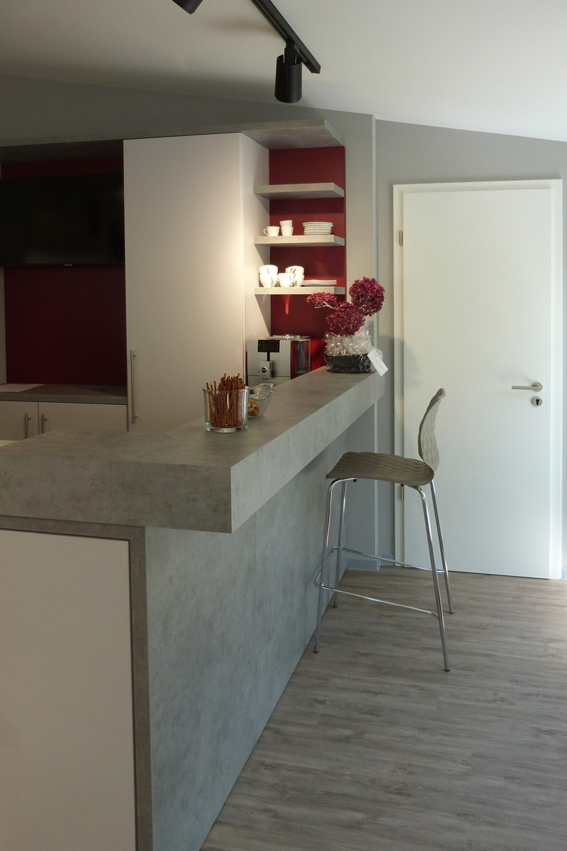 Ladenbau mit Theke von Bäuerlein Objektdesign