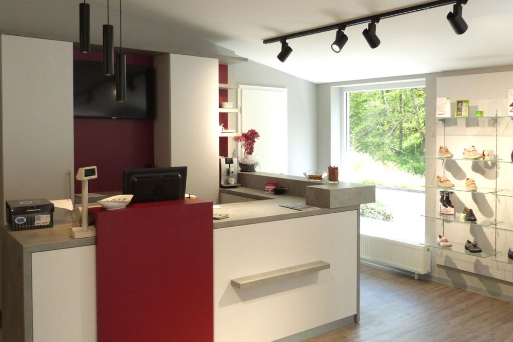 Ansicht des Kassentresens unseres Ladenbaus von Bäuerlein Objektdesign