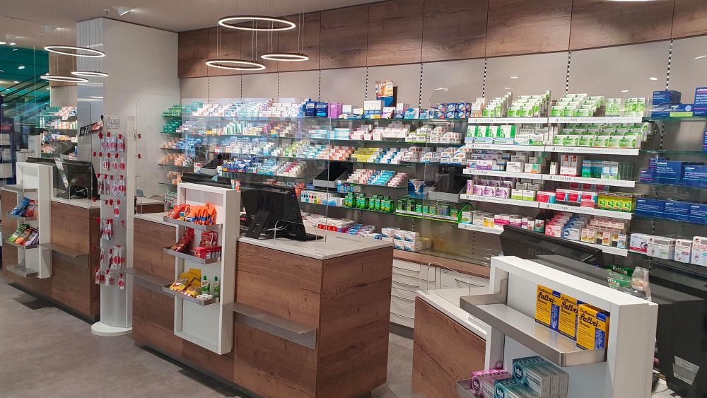 Kassentheke in der Arcaden Apotheke Berlin von Bäuerlein Objektdesign