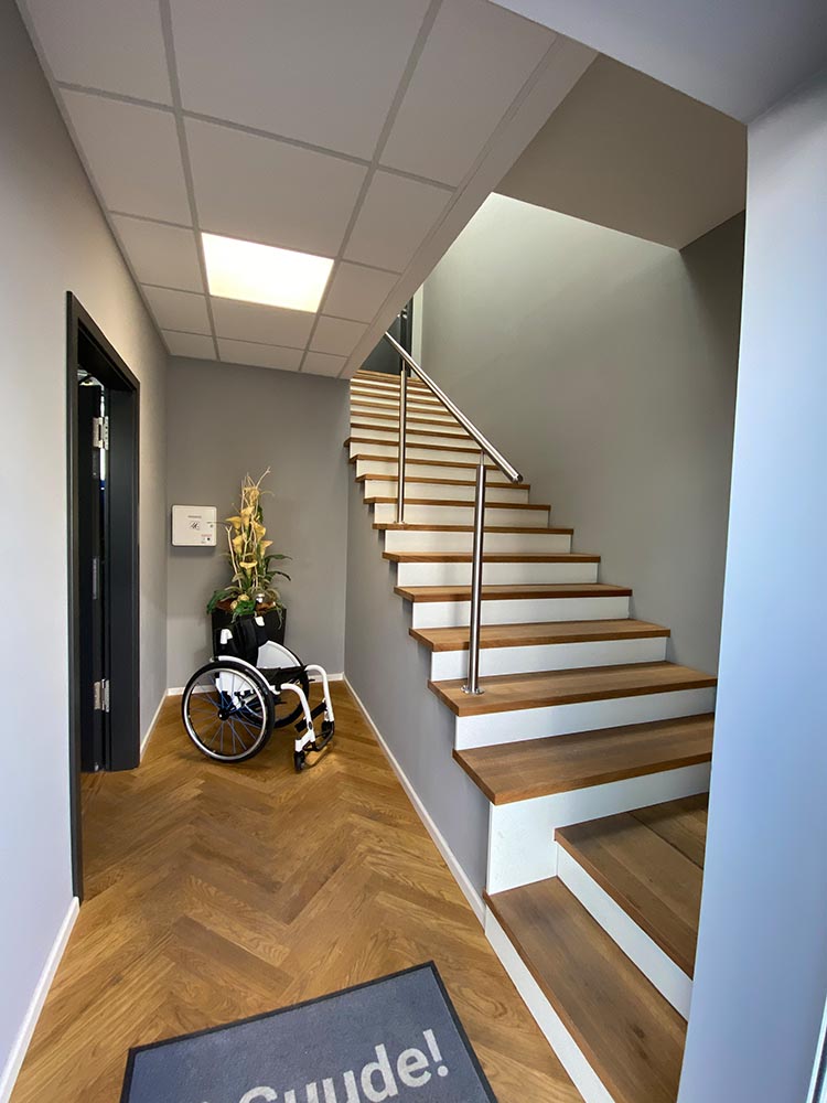 Gestaltete Treppe im Sanitätshaus Förster in Frankfurt. Architektonisches Highlight für sichere und ästhetische Verbindung von verschiedenen Ebenen.