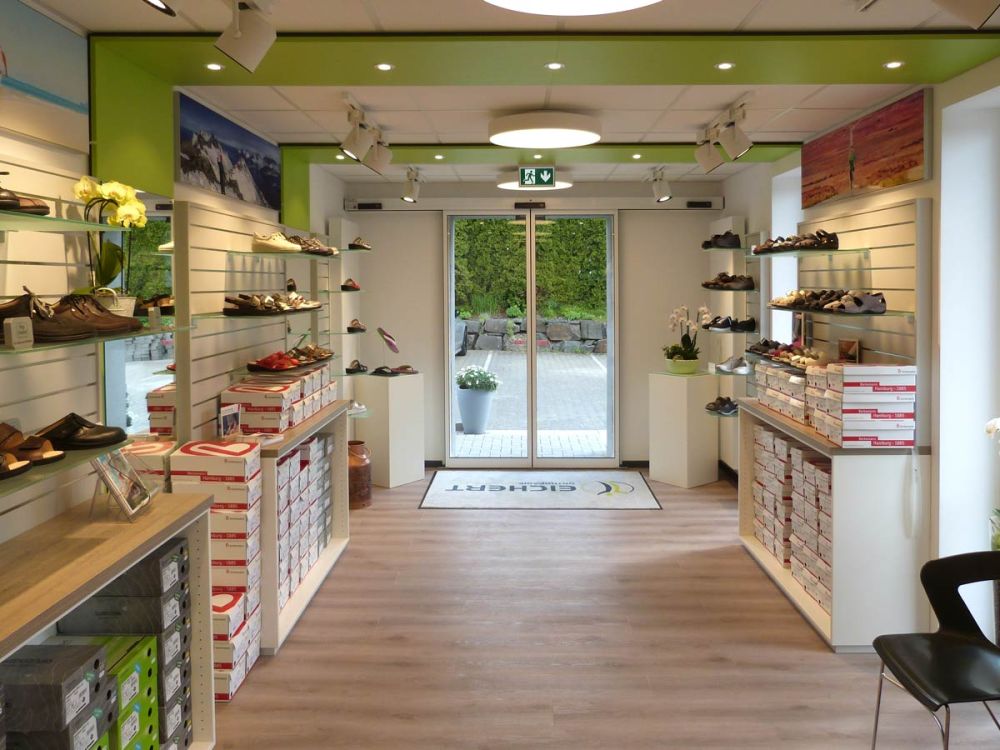Individuelle Ladeneinrichtung für Eichert Orthopädie-Schuh-Technik von Bäuerlein Objektdesign