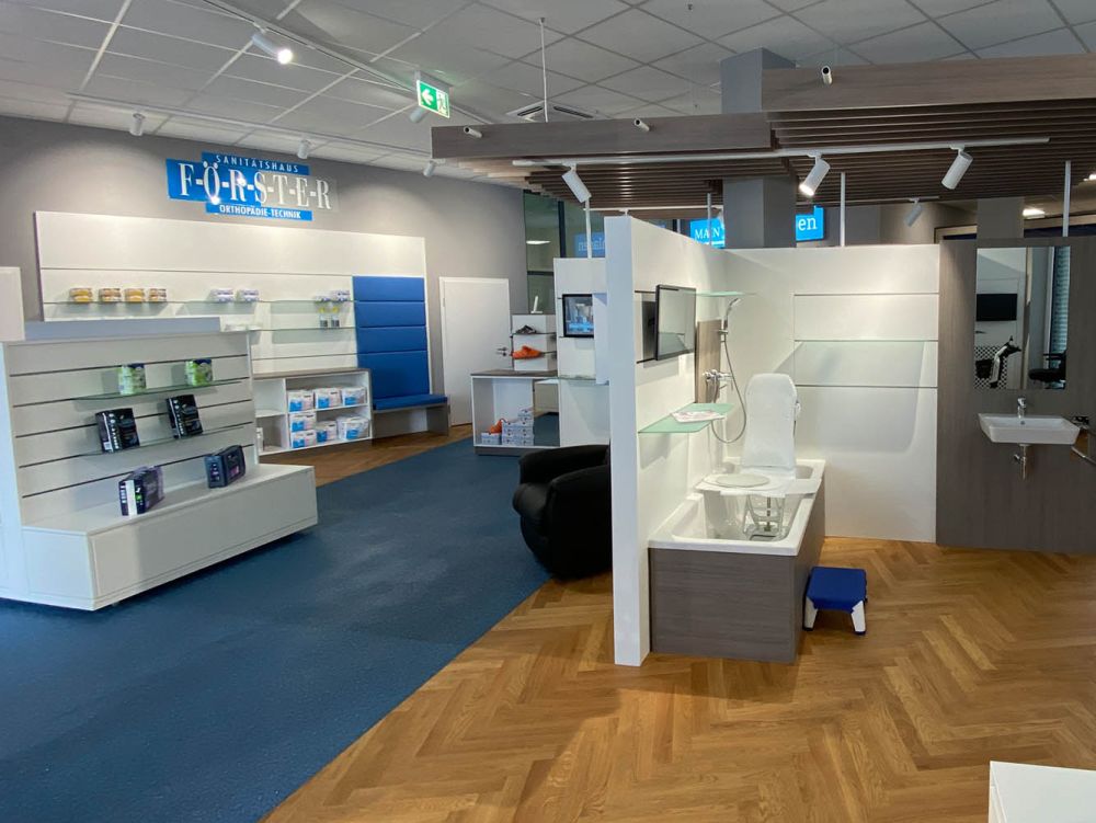 Individuell gestaltete Möbel im Sanitätshaus bieten funktionale Präsentationsflächen für orthopädische Hilfsmittel. Die maßgefertigten Elemente sind auf die Produkte und Anforderungen abgestimmt und verbinden praktischen Nutzen mit hochwertigem Design.