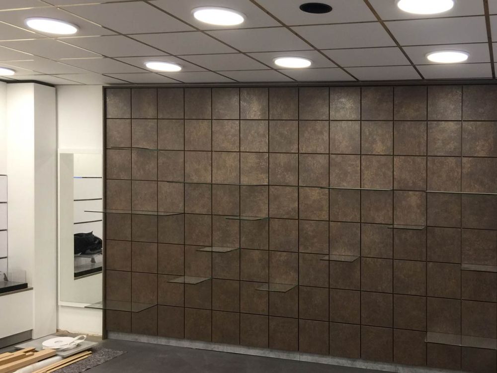 Maßgeschneiderte Wandgestaltung im Ladenausbau von Bäuerlein Objektdesign