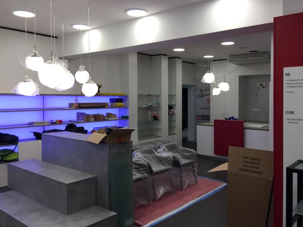 Der beleuchtete Verkaufsraum von Bäuerlein Objektdesign