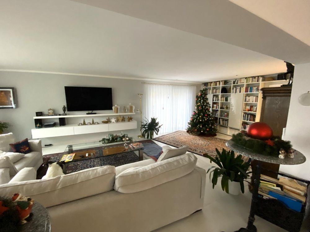 Das geräumige Wohnzimmer der sanierten Wohnung.