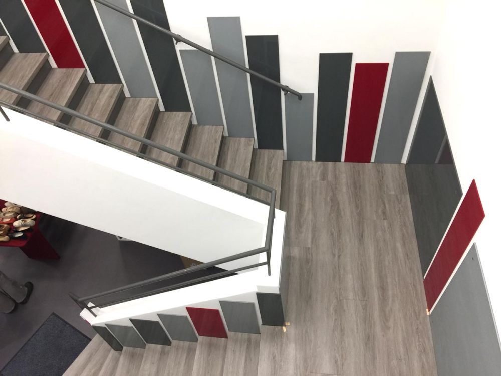 Moderne Treppe als Highlight im Ladenausbau von Bäuerlein Objektdesign