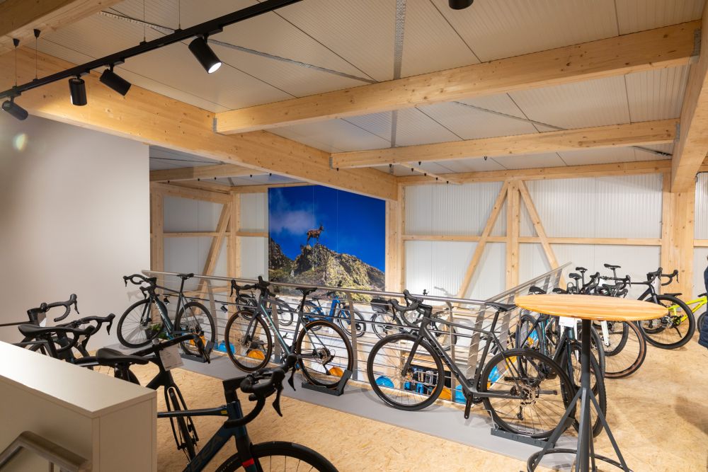 Empore im Fahrradladen Hardheim von Bäuerlein Objektdesign