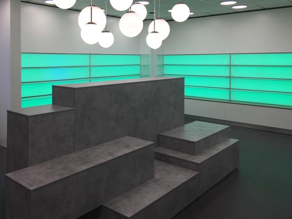 Ladenbaukonzept von Bäuerlein Objektdesign mit beleuchteten Regalen