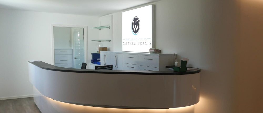 Der neue Empfangsbereich mit stilvoller indirekter Beleuchtung – ein Highlight unserer durchdachten Praxisausstattung in Zahnarztpraxis Dr. Weber Solms.
