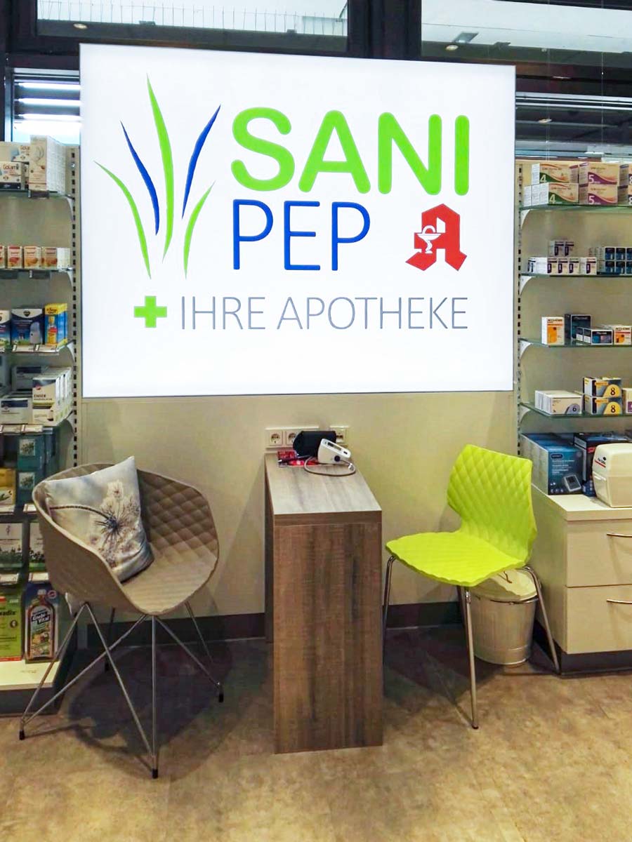 Blutdruckmeßecke im Apothekenkonzept von Bäuerlein Objektdesign