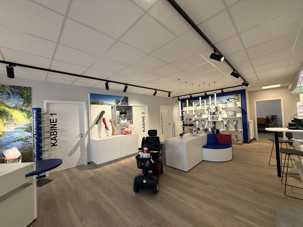 Sanitätshausbau von Bäuerlein Objektdesign.
Maßgeschneiderter Ladenbau und durchdachte Einrichtungskonzepte für Sanitätshäuser und Orthopädiefachbetriebe – von der Planung bis zur Umsetzung.