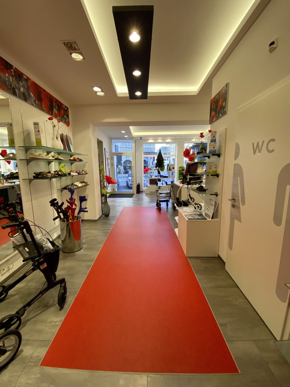 Verkaufsraum im Schuhhaus Dorsch in Würzburg mit Blick auf die Eingangstür. Einladende Atmosphäre für die Erkundung des Schuhsortiments.